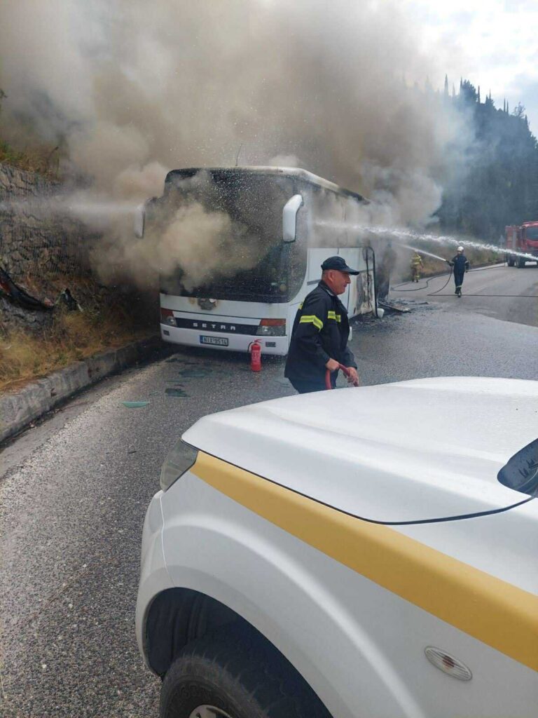 Κέρκυρα: Λεωφορείο χωρίς επιβάτες τυλίχτηκε στις φλόγες στον οικισμό Τρουμπέττα