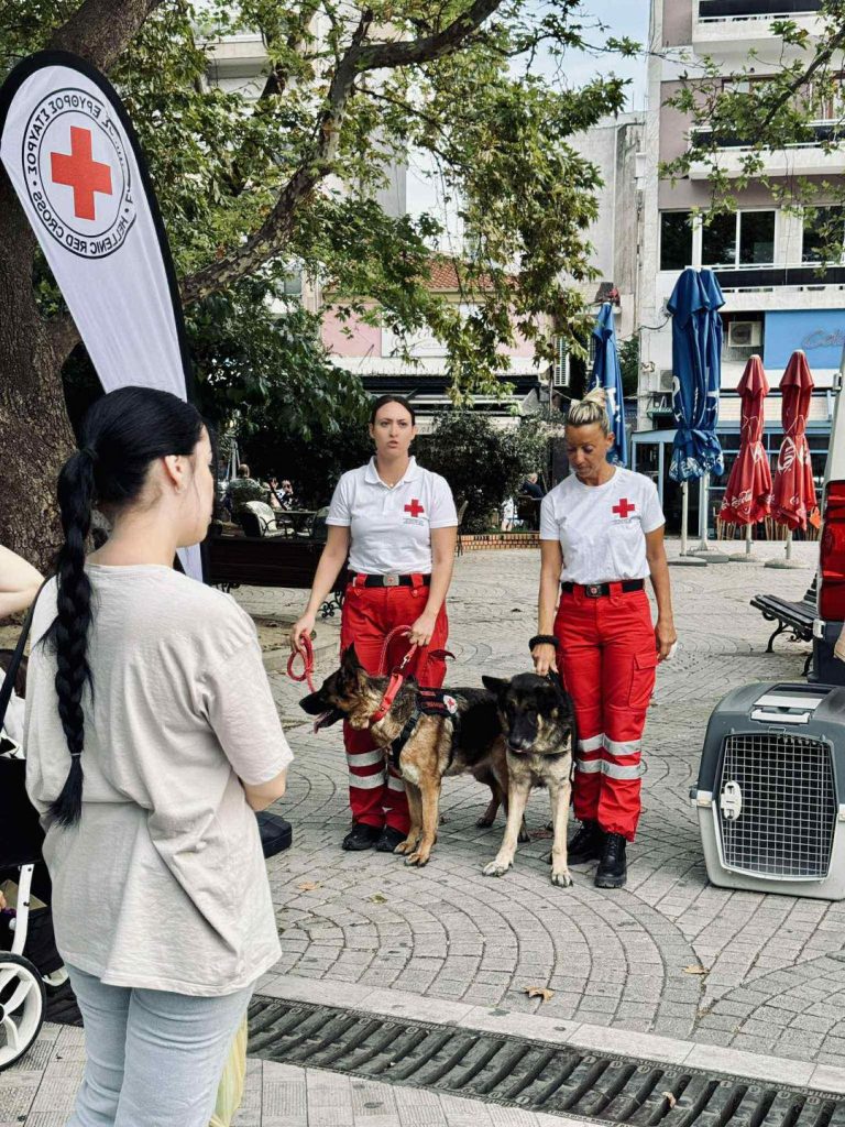 Οι Κομοτηναίοι γνώρισαν τους διασώστες – σκύλους του τοπικού παραρτήματος του Ερυθρού Σταυρού
