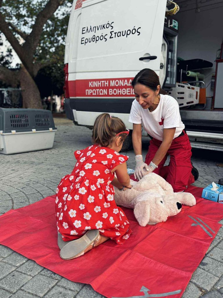 Οι Κομοτηναίοι γνώρισαν τους διασώστες – σκύλους του τοπικού παραρτήματος του Ερυθρού Σταυρού