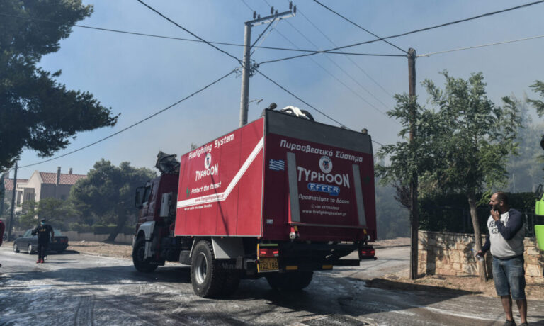 Υπό μερικό έλεγχο η φωτιά στην Πεντέλη
