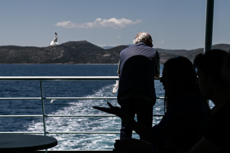 Στον εισαγγελέα ο καπετάνιος του πλοίου το οποίο προσάραξε σε βραχονησίδα στα Στύρα