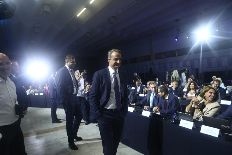 Αντίστροφη μέτρηση για ΔΕΘ: Επανασχεδιασμό της φορολογίας και αυξήσεις μισθών και συντάξεων στο «καλάθι» της κυβέρνησης – Στο επίκεντρο οι οικογένειες με παιδιά