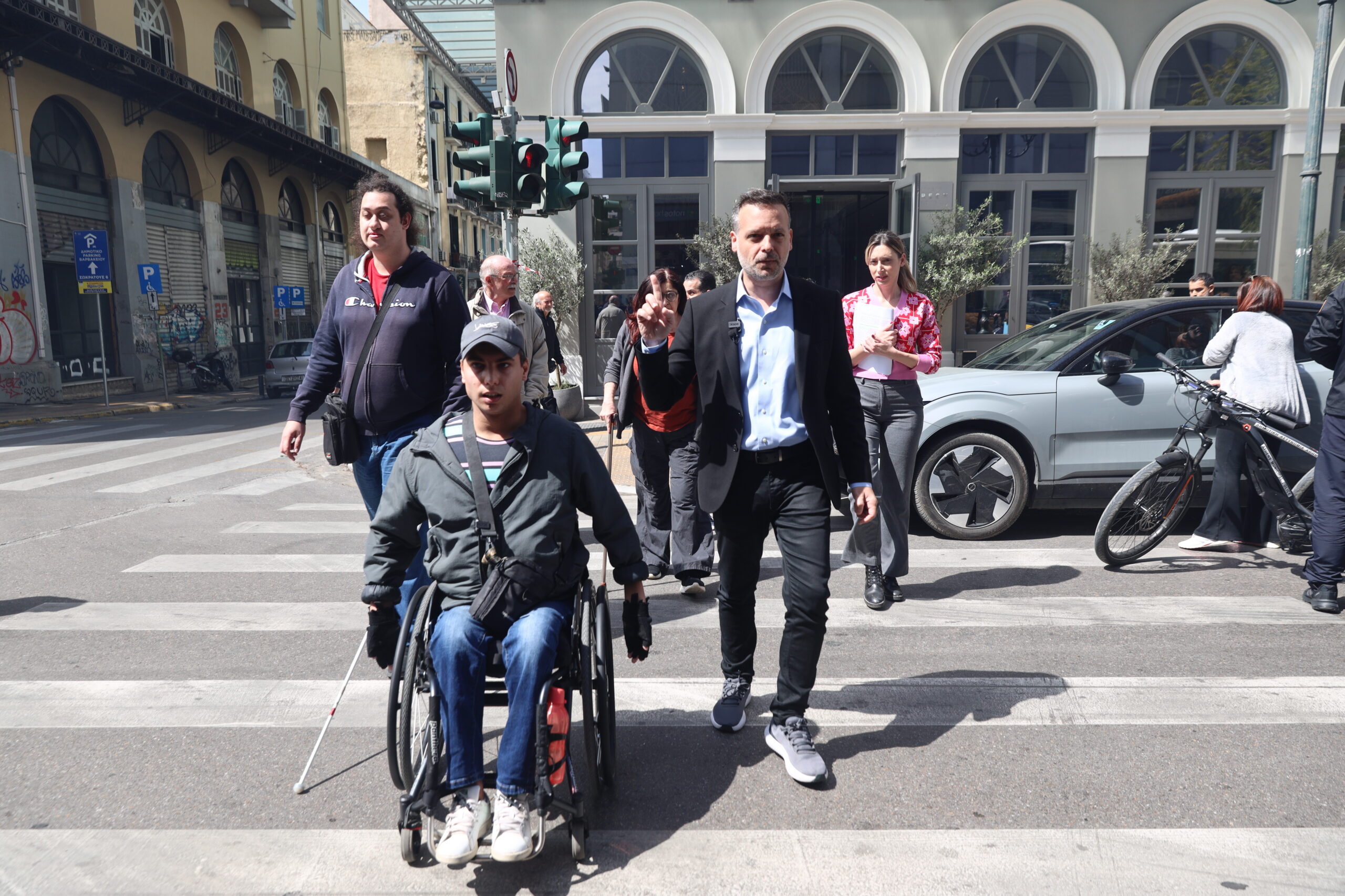 [376769] ΔΙΑΔΡΟΜΗ ΤΟΥ ΔΗΜΑΡΧΟΥ ΑΘΗΝΑΙΩΝ ΧΑΡΗ ΔΟΥΚΑ ΜΕ ΑΤΟΜΑ ΜΕ ΑΝΑΠΗΡΙΕΣ   (ΓΙΑΝΝΗΣ ΠΑΝΑΓΟΠΟΥΛΟΣ/EUROKINISSI)