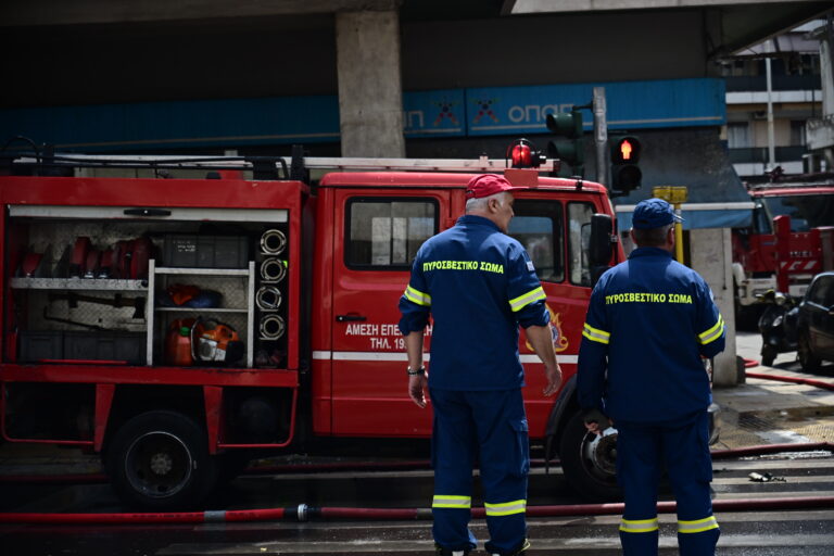 ΙΧ έπιασε φωτιά σε υπόγειο πάρκινγκ στη λεωφόρο Πειραιώς
