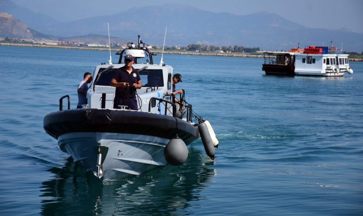 Άσκηση του Λιμεναρχείου Ναυπλίου με φωτιά σε πλοίο, τραυματισμούς και ρύπανση. (Βασίλης Παπαδόπουλος /Eurokinissi)