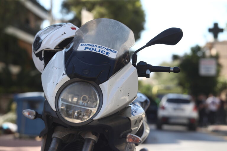 Στον εισαγγελέα σήμερα ο αστυνομικός – ινφλουένσερ: Κοκαΐνη, αναβολικά χάπια και η υπηρεσιακή του ταυτότητα που είχε δηλώσει ότι την είχε χάσει βρέθηκαν σπίτι του