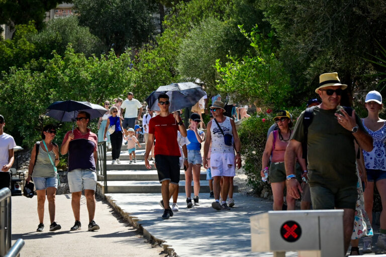 Η Αθήνα δεν άδειασε – Τουρίστες και κόστος διακοπών κρατούν τον κόσμο στην πρωτεύουσα