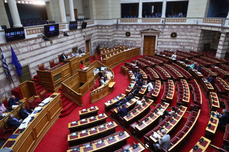 Οξύνεται η πολιτική αντιπαράθεση με επίκεντρο ΔΕΘ και οικονομία – Ανταλλαγή πυρών κυβέρνησης και αντιπολίτευσης