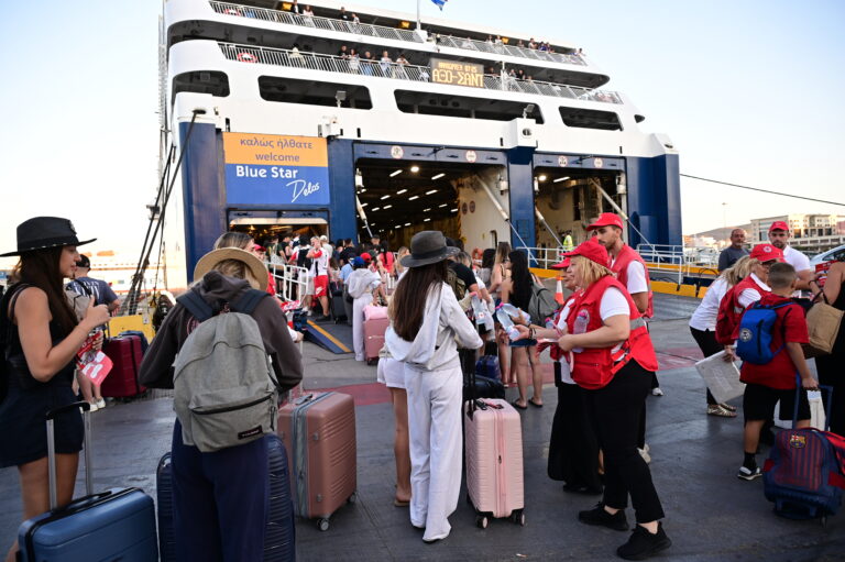 Ξεκίνησε η μεγάλη έξοδος του καλοκαιριού: Γεμάτα αναχωρούν τα πλοία από τα λιμάνια, αυξημένη η κίνηση και στις εθνικές οδούς