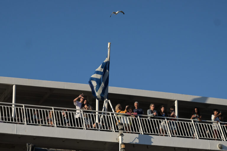 Έξοδος αδειούχων: Αδειάζουν οι πόλεις – Φυγή 100.000 από τον Πειραιά