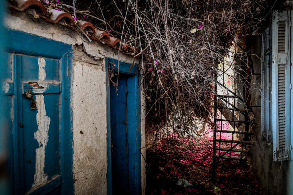 Αστικοί μύθοι και θρύλοι – Στοιχειωμένα σπίτια και πύργοι της Αθήνας (Φωτογραφίες)
