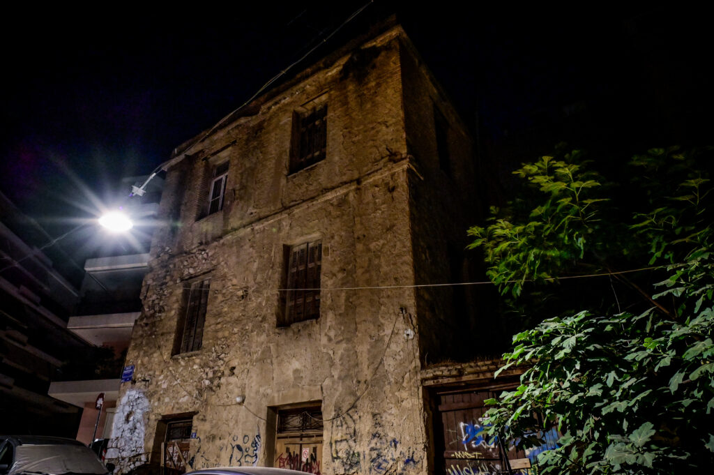 Αστικοί μύθοι και θρύλοι – Στοιχειωμένα σπίτια και πύργοι της Αθήνας (Φωτογραφίες)
