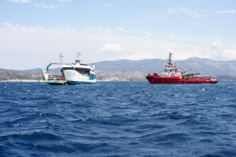 Ν. Στύρα: Υπό κράτηση ο καπετάνιος του πλοίου που προσάραξε – Ρυμουλκά στο σημείο για την επιχείρηση αποκόλλησης (φωτογραφίες)