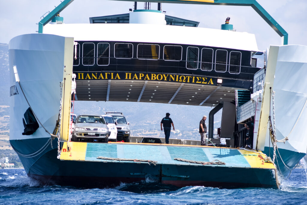 Ν. Στύρα: Υπό κράτηση ο καπετάνιος του πλοίου που προσάραξε – Επιχείρηση αποκόλλησης με ρυμουλκά