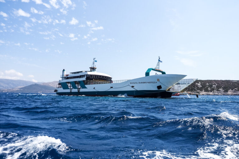Νέα Στύρα: Ρήγματα κατά μήκος 15 μέτρων εντόπισαν οι δύτες στο φέρι μποτ – Αναμένεται  κατάθεση του σχεδίου αποκόλλησης