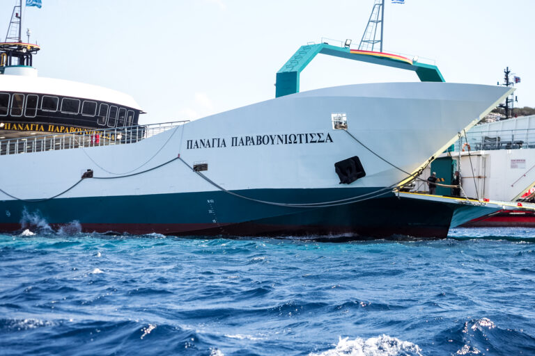 Προσάραξη φέρι μποτ στα Νέα Στύρα: Απομακρύνθηκαν τα πρώτα οχήματα – Στον ανακριτή ο καπετάνιος