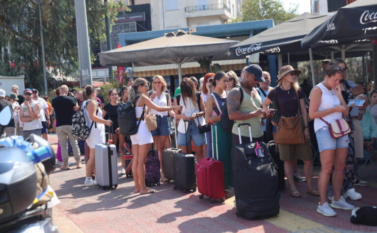 Απαγορευτικό απόπλου: Χιλιάδες επιβάτες παραμένουν εγκλωβισμένοι στο λιμάνι του Πειραιά – Δεν είχαν καμία ενημέρωση από τις ακτοπλοϊκές εταιρείες