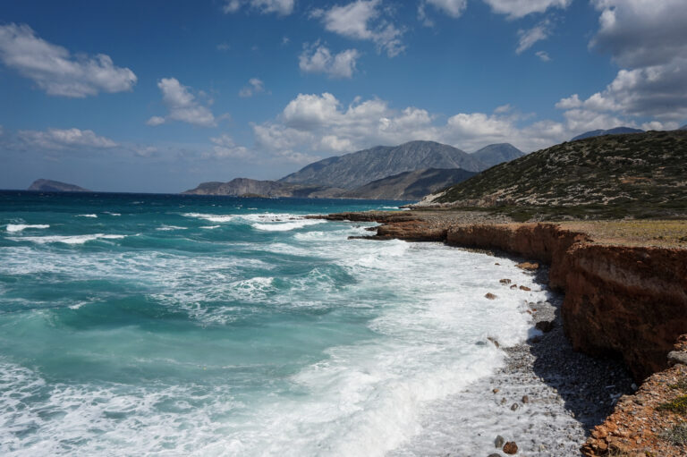 Πτώση της έντασης των ανέμων σε αρκετές περιοχές – Παραμένουν τα μελτέμια στο Αιγαίο