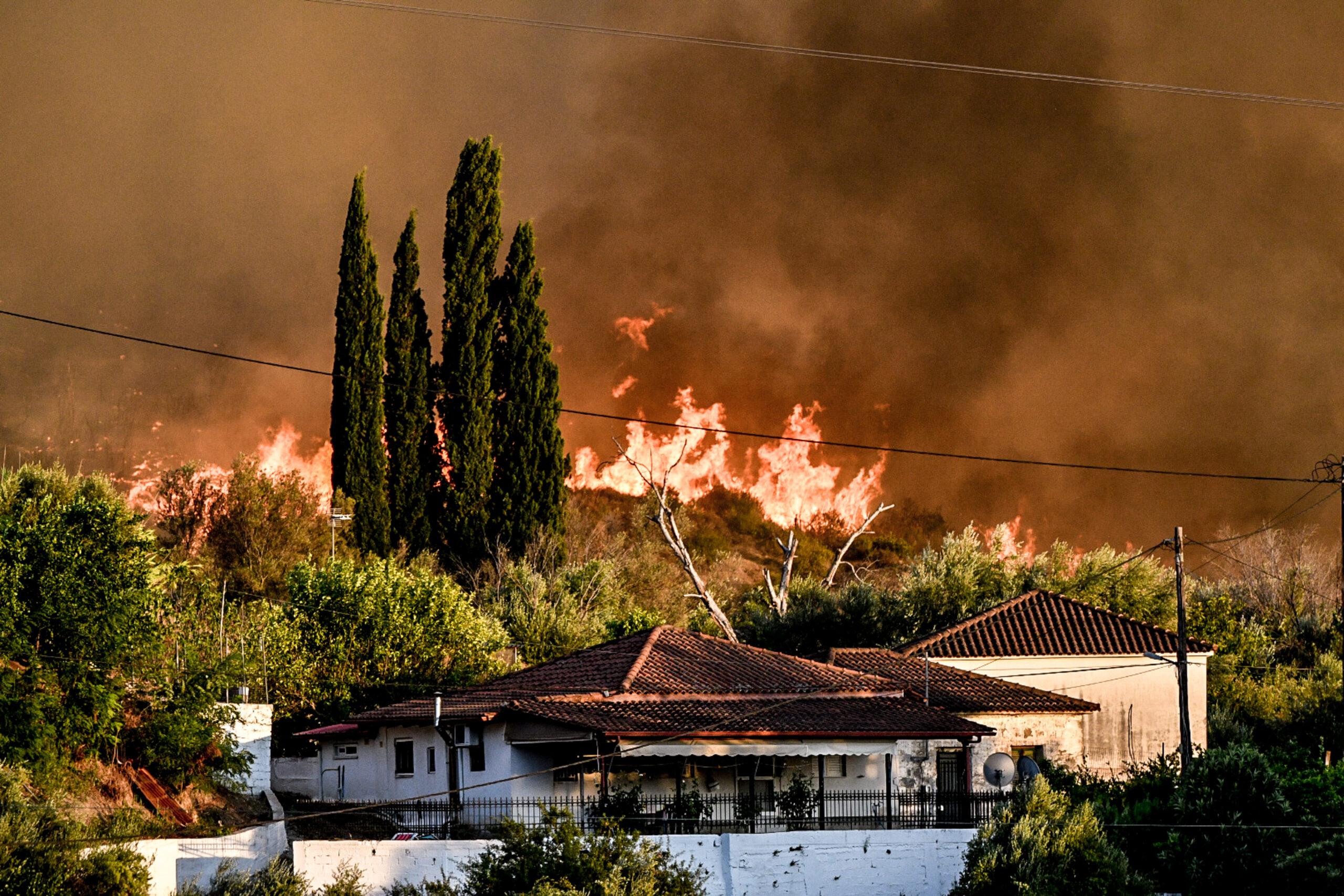 Φωτιά τώρα στην Αρχαία Ολυμπία: Δύσκολη νύχτα στο Χελιδόνι – Μάχη με φλόγες και ανέμους, νέο μήνυμα του «112»