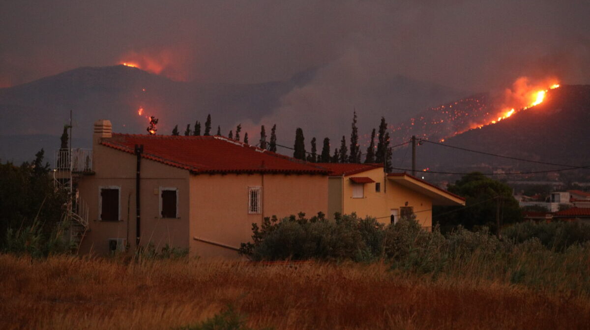 Φωτιά τώρα στην Κερατέα: Μήνυμα του 112 για απομάκρυνση από τον Άγιο Νικόλαο και Μαύρο Λιθάρι Αναβύσσου