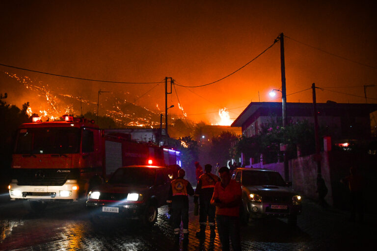 Φωτιά τώρα στην Αρχαία Ολυμπία: Δύσκολη νύχτα σε Χελιδόνι, Ηράκλεια – Μάχη με φλόγες και ανέμους, νέο μήνυμα του «112» – LIVE