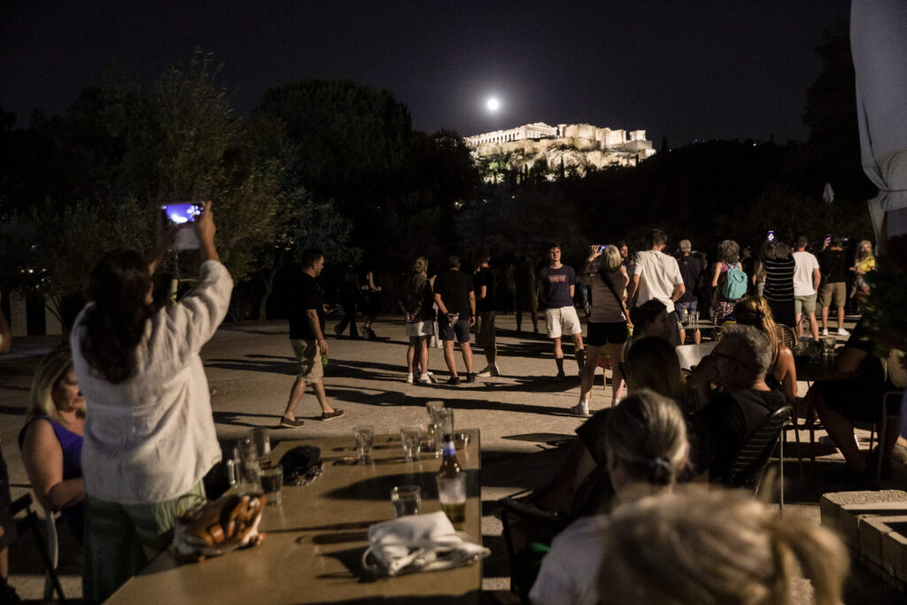 Η Aυγουστιάτικη Πανσέληνος φώτισε τον ουρανό – Μαγευτικές εικόνες