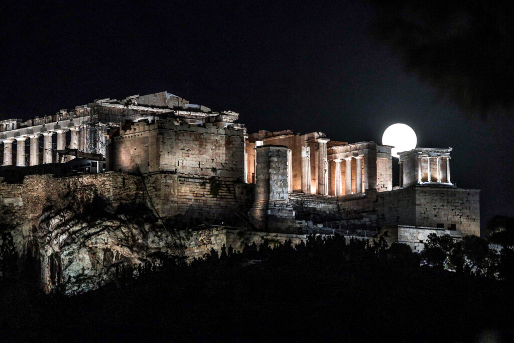 Η Aυγουστιάτικη Πανσέληνος φώτισε τον ουρανό – Μαγευτικές εικόνες