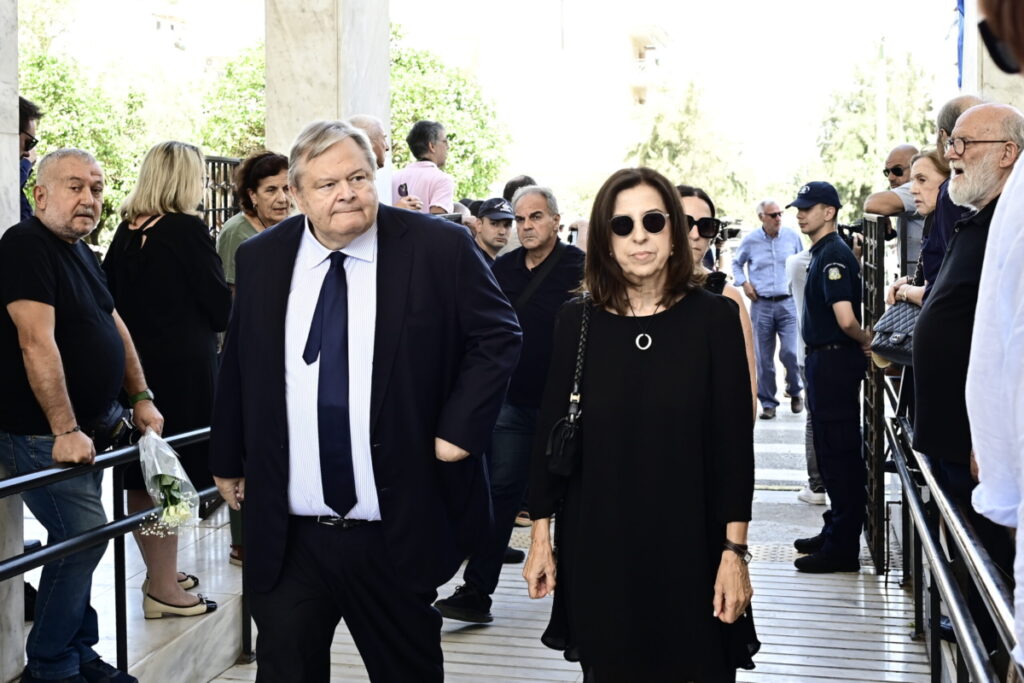 Το τελευταίο «αντίο» στη Λένα Σαμαρά – Βαθιά οδύνη στην κηδεία της