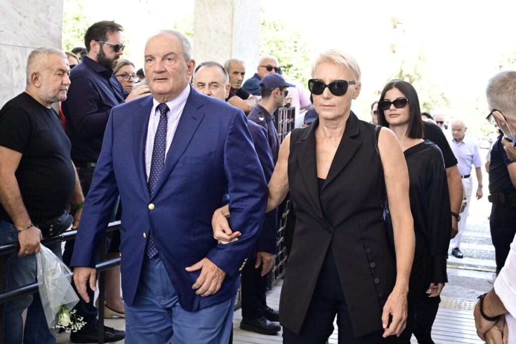 Το τελευταίο «αντίο» στη Λένα Σαμαρά – Βαθιά οδύνη στην κηδεία της