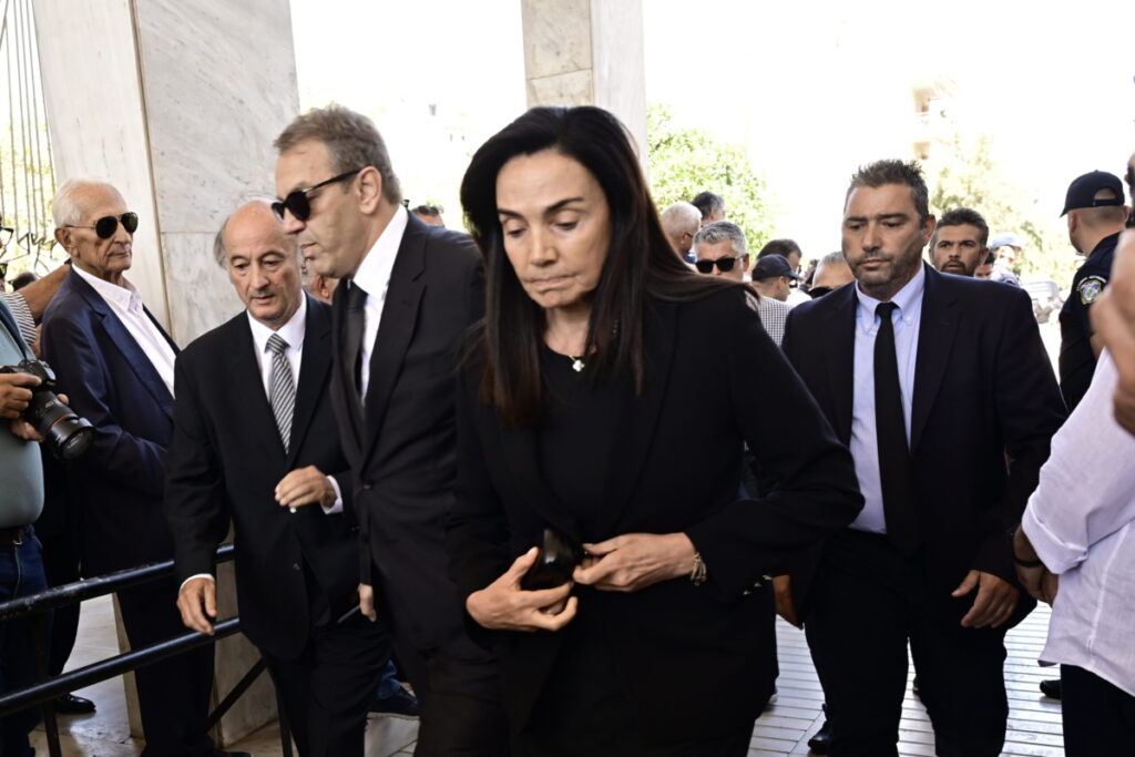 Το τελευταίο «αντίο» στη Λένα Σαμαρά – Βαθιά οδύνη στην κηδεία της