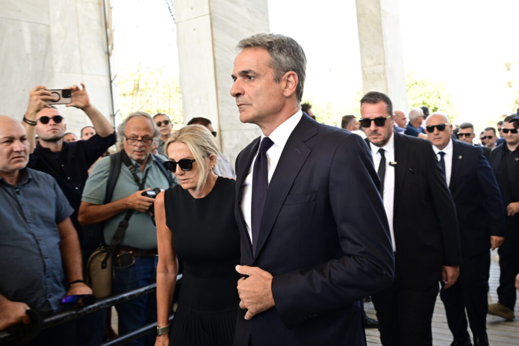Το τελευταίο «αντίο» στη Λένα Σαμαρά – Βαθιά οδύνη στην κηδεία της