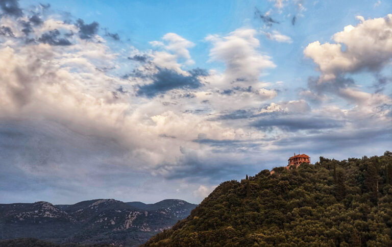 Πτώση της θερμοκρασίας, νεφώσεις, τοπικές βροχές και μελτέμι στο Αιγαίο