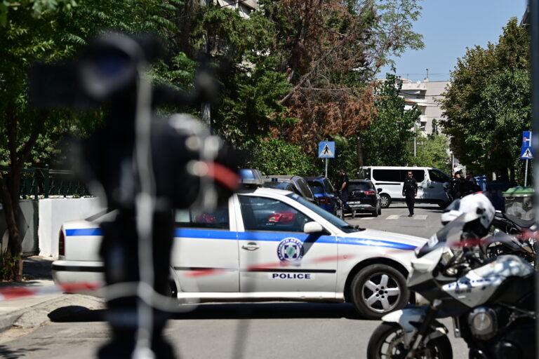 Χαλάνδρι: Δίωξη για ανθρωποκτονία εκ προθέσεως σε βάρος του 28χρονου που μαχαίρωσε την 47χρονη έξω από το σπίτι της