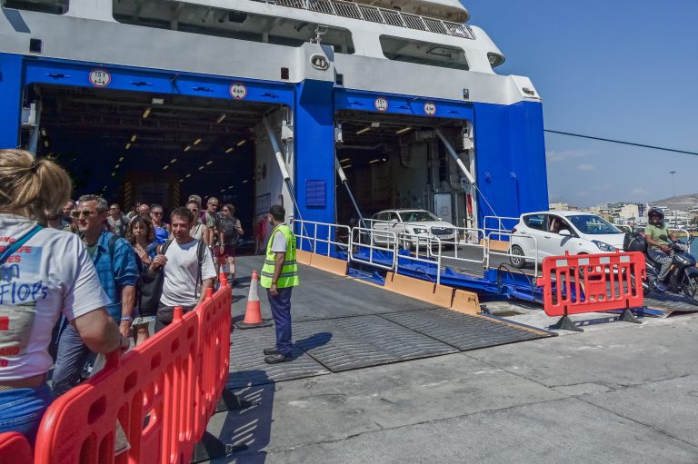 Συνεχίζεται η επιστροφή των εκδρομέων του καλοκαιριού – Αυξημένη κίνηση στο λιμάνι του Πειραιά