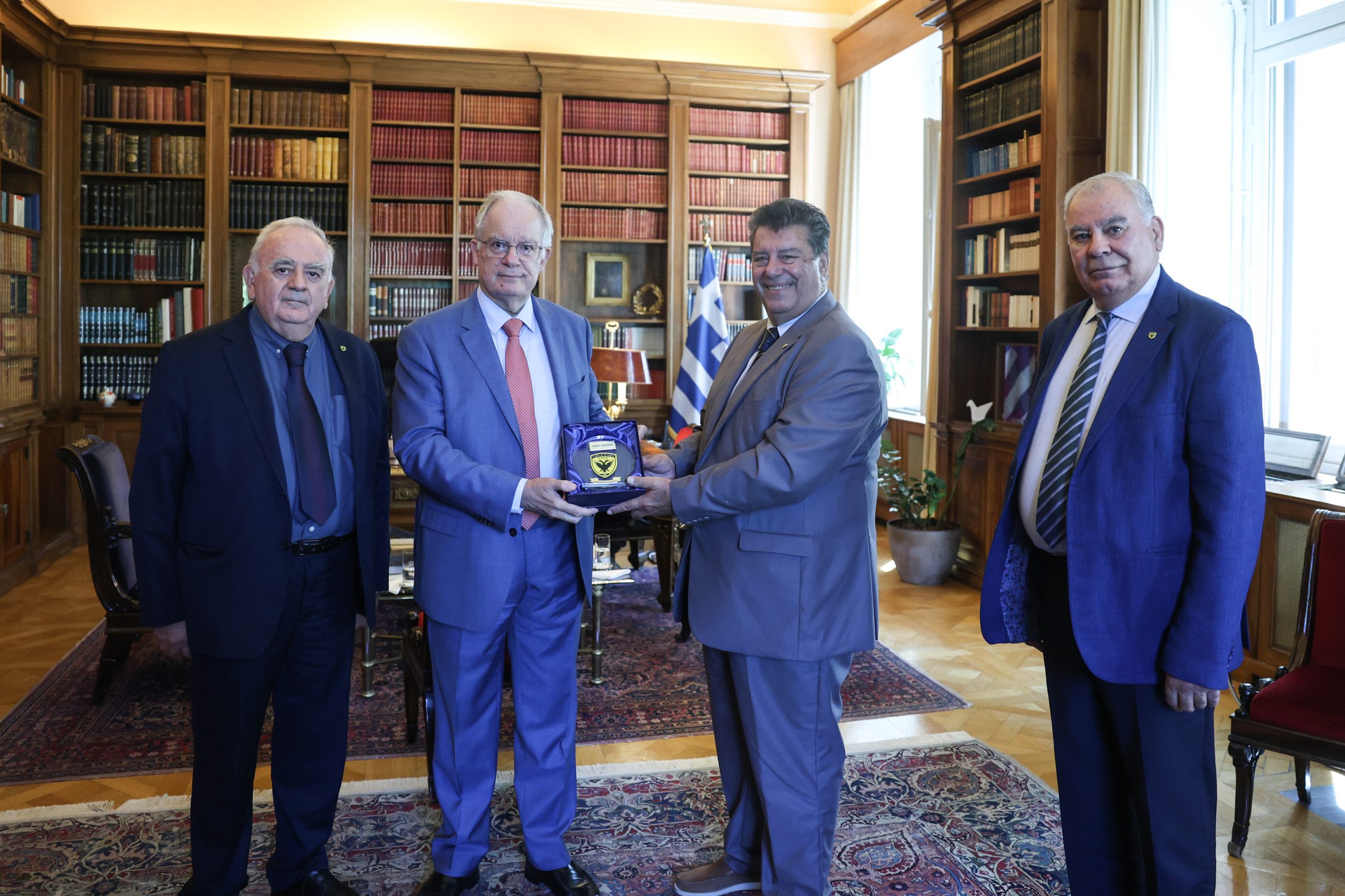 ΣΥΝΑΝΤΗΣΗ ΤΟΥ ΠΡΟΕΔΡΟΥ ΤΗΣ ΔΗΜΟΚΡΑΤΙΑΣ ΚΩΝΣΤΑΝΤΙΝΟΥ ΑΝ. ΤΑΣΟΥΛΑ ΜΕ ΑΝΤΙΠΡΟΣΩΠΕΙΑ ΤΗΣ ΕΝΩΣΗΣ ΑΠΟΣΤΡΑΤΩΝ ΑΞΙΩΜΑΤΙΚΩΝ ΣΤΡΑΤΟΥ (ΘΟΔΩΡΗΣ ΜΑΝΩΛΟΠΟΥΛΟΣ/ΓΡΑΦΕΙΟ ΤΥΠΟΥ ΠΡΟΕΔΡΙΑΣ ΤΗΣ ΔΗΜΟΚΡΑΤΙΑΣ/EUROKINISSI)