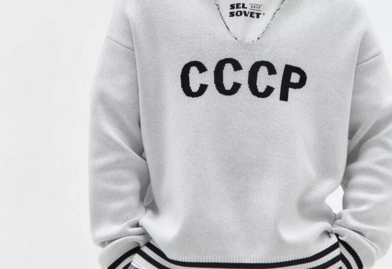 Το πουλόβερ “CCCP” του Σεργκέι Λαβρόφ στο Άνκορατζ ξεπουλάει στη Ρωσία