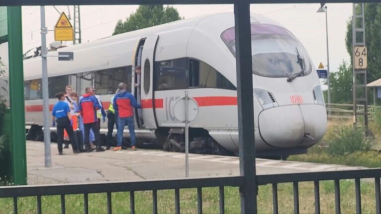 Αυστρία: Άνδρας βρέθηκε «γαντζωμένος» σε συρμό τρένου υψηλής ταχύτητας – Είχε βγει για να καπνίσει και δεν πρόλαβε να ανέβει κανονικά