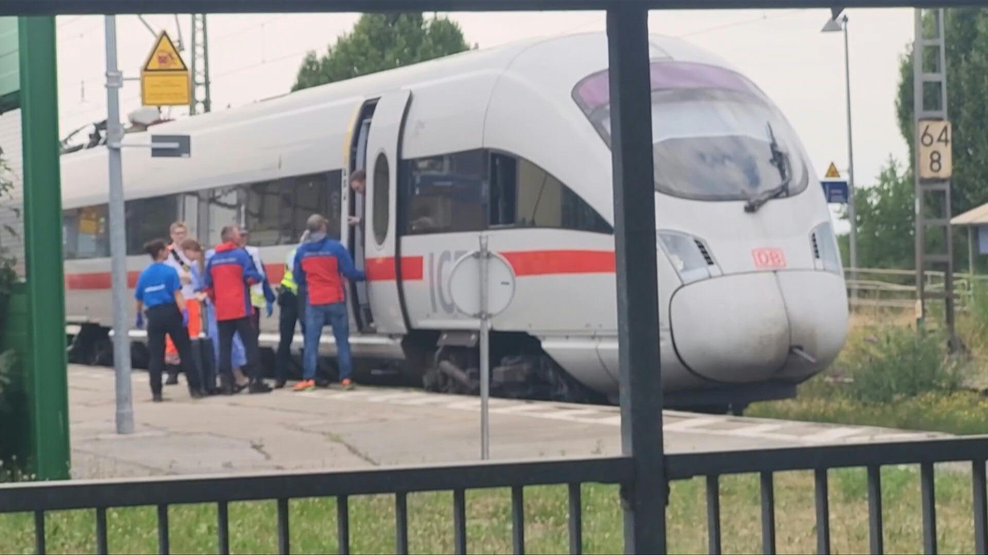 Αυστρία: Άνδρας βρέθηκε «γαντζωμένος» σε συρμό τρένου υψηλής ταχύτητας – Είχε βγει για να καπνίσει και δεν πρόλαβε να ανέβει κανονικά