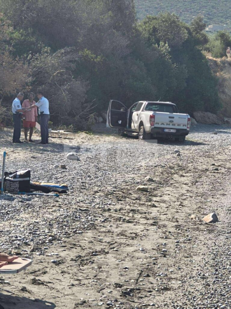 Μεσσηνία: Αυτοκίνητο έπεσε από γκρεμό 9 μέτρων στην παραλία της Σάντοβας (βίντεο και φωτογραφίες)