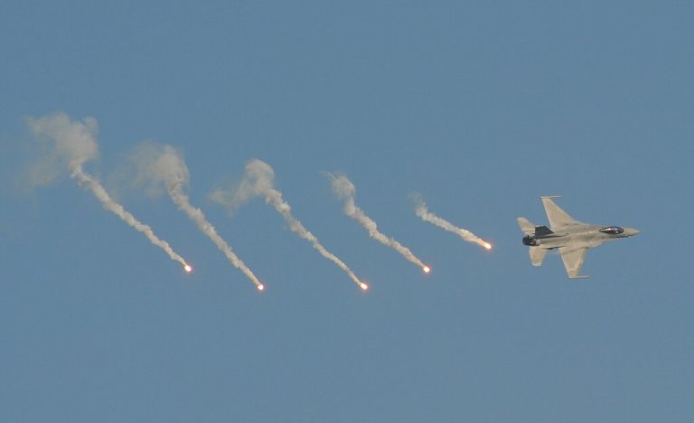 Πολωνία: Συνετρίβη F-16 κατά τη διάρκεια πρόβας αεροπορικής επίδειξης – Νεκρός ο πιλότος