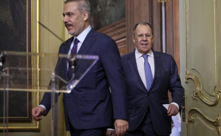 Τηλεφωνικές συνομιλίες Λαβρόφ με Φιντάν και Σιγιάρτο στον απόηχο της συνόδου της Αλάσκας