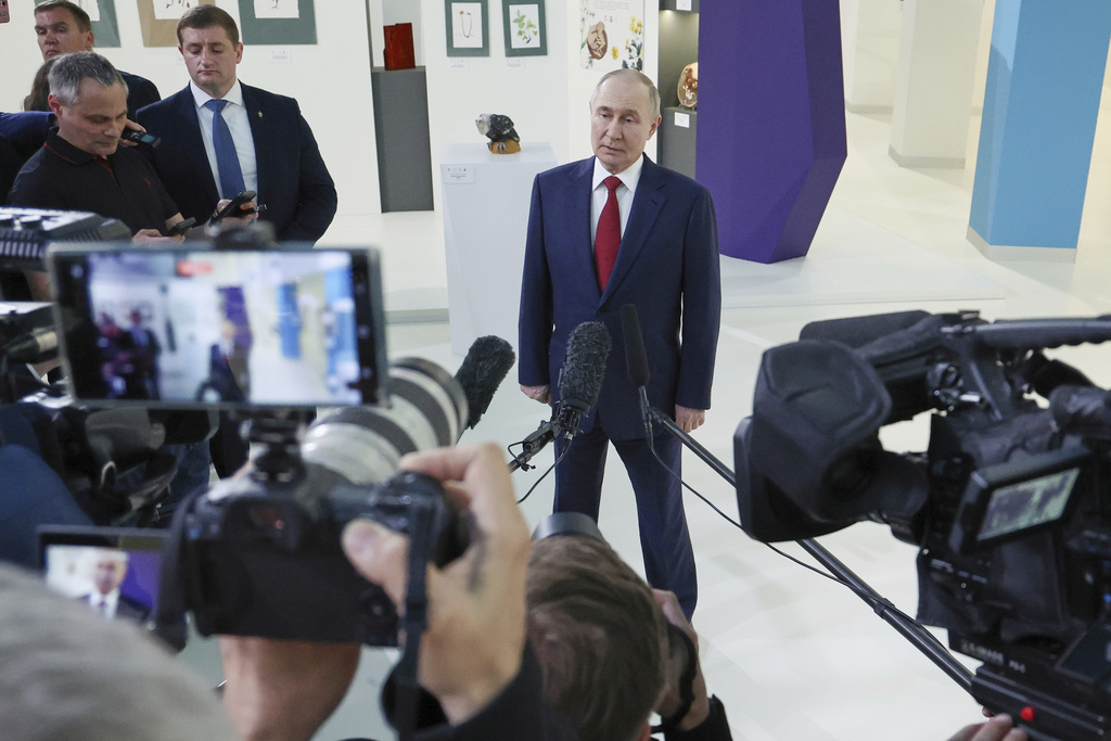 CNN: Για τη σύνοδο κορυφής με τον Πούτιν, ο Τραμπ θα πρέπει να εμπνευστεί από τον Ρίγκαν