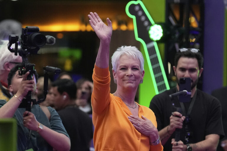 Jamie Lee Curtis: «έχει προκληθεί ζημιά σε μια ολόκληρη γενιά γυναικών από το βιομηχανικό σύμπλεγμα των καλλυντικών»
