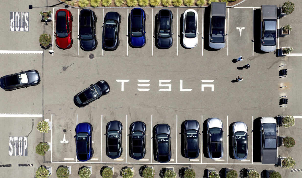 ΗΠΑ: Στο στόχαστρο η Tesla για την αυτόνομη οδήγηση – Αντιμέτωπη με ομαδική αγωγή
