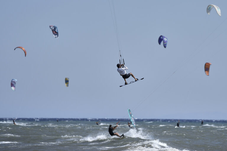 Ακροβάτες του ανέμου: Οι kiteboarders κατακλύζουν τις ελληνικές ακτές παρέα με τα μελτέμια – Εικόνες μέσα από το φακό του AP