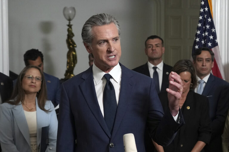 Ο κυβερνήτης της Καλιφόρνιας Νιούσομ χαρακτηρίζει «εκβιασμό» την απαίτηση της κυβέρνησης το δημόσιο πανεπιστήμιο της πολιτείας να πληρώσει 1 δισεκ. δολάρια