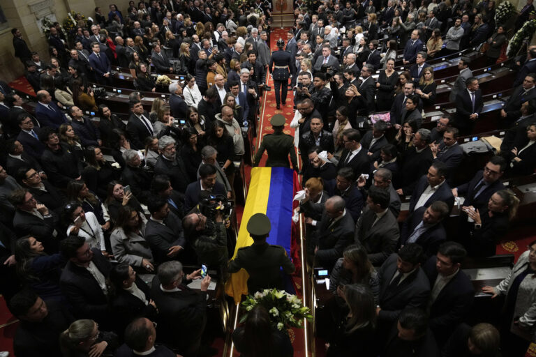 Η Κολομβία αποχαιρετά τον Μιγκέλ Ουρίμπε – Χιλιάδες πολίτες στο τελευταίο αντίο
