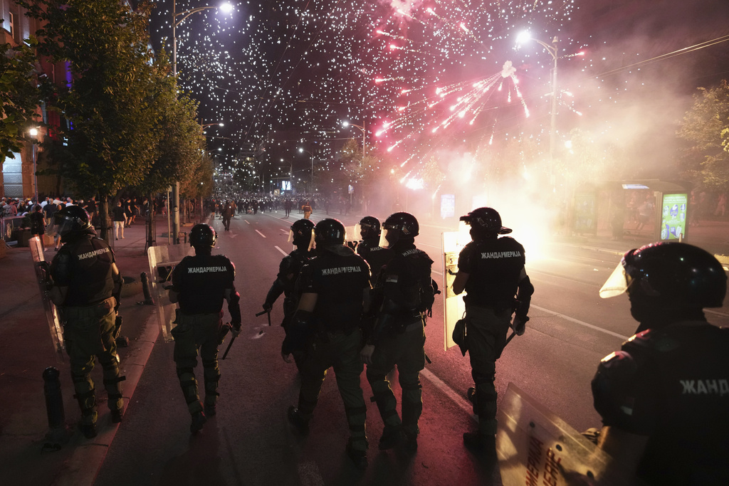 Κλιμακώνεται η ένταση στη Σερβία: Επιθέσεις και συγκρούσεις σε Νόβι Σαντ και Βελιγράδι