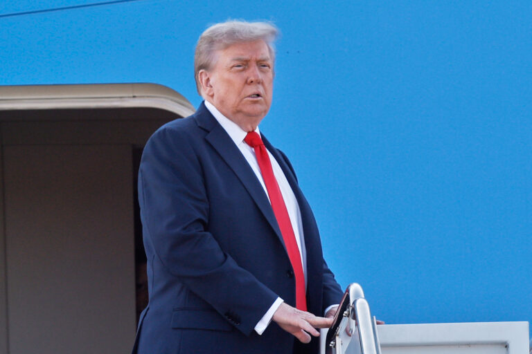TRUMP BLITZ: Ο Τραμπ επιστράτευσε τη βάση του για δωρεές λίγο πριν από τη συνάντησή του με τον Πούτιν