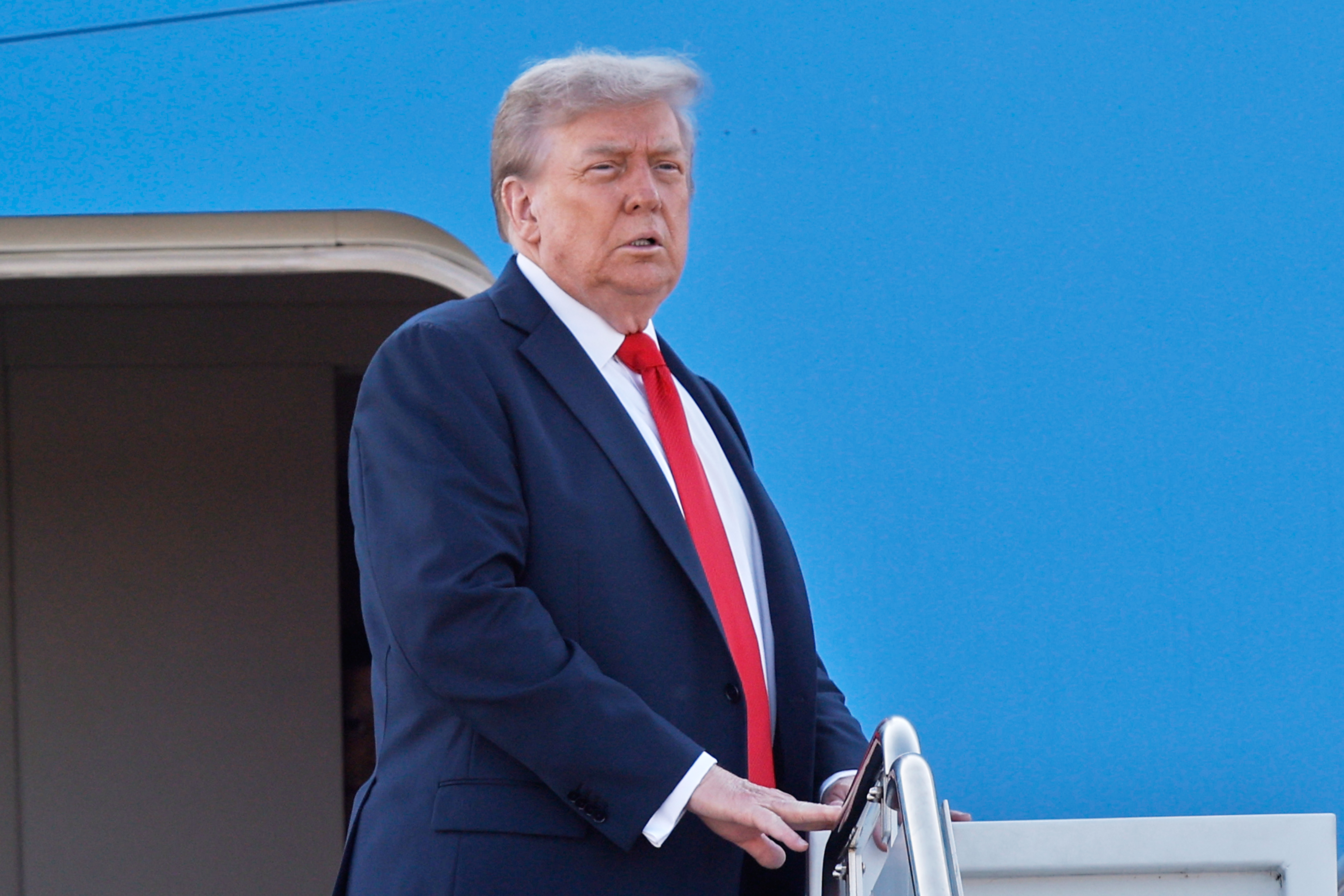 TRUMP BLITZ: Ο Τραμπ επιστρατεύει τη βάση του για δωρεές ενόψει της συνάντησης με τον Πούτιν
